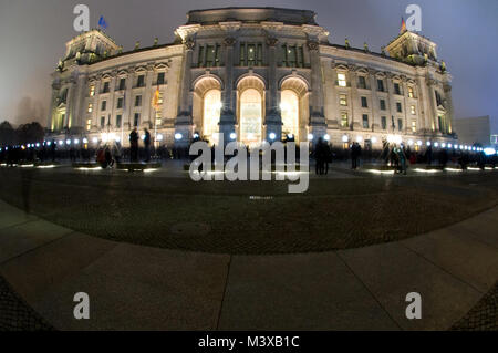 Zuschauer vor dem deutschen Parlament Gebäude erwarten tausende von Luftballons in den Himmel von Berlin, Deutschland am 9. November 2014. Das Jahr 2014 ist ein Jahr der Erinnerung, anlässlich des 25. Jahrestages des Falls der Berliner Mauer - eine monumentale Tag der Geschichte, die die Wiedervereinigung Deutschlands führte, und die Bühne für den Zusammenbruch der Sowjetunion und dem Ende des Kalten Krieges. (DoD News Foto von SSgt Brian Kimball) 141109-F-QP 401-281 von DoD News Fotos Stockfoto