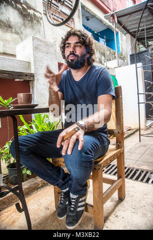 Kubanischen Regisseur Carlos Lechuga beim Fototermin in Havanna Stockfoto