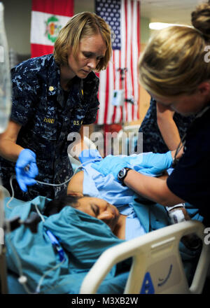 110720-N-QD 416-041 ACAJUTLA, El Salvador (20. Juli 2011) Lt.cmdr Marsha Hanly macht ein Patient im Verlauf der weiteren Versprechen 2011 komfortabel auf der Intensivstation an Bord der Military Sealift Command Hospital Ship USNS Comfort (T-AH 20). (U.S. Marine Foto von Mass Communication Specialist 1. Klasse Brian A. Goyak/Freigegeben) 110720-N-QD 416-041 durch ussouthcom Stockfoto