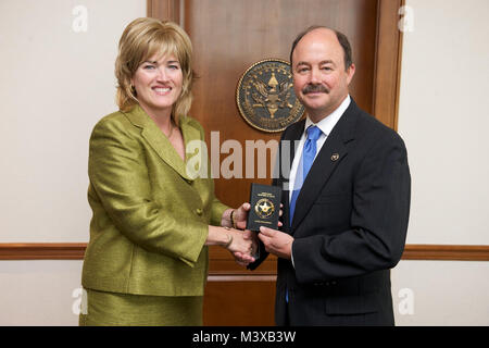 US Marshals Service Director Stacia Hylton schwört in Robert W. Mathieson als neue Marshal für den Östlichen Distrikt von Virginia. Die Vereidigung wurde an der U.S. Marshals Service Hauptsitz in Washington, D.C., 20. Juli 2011 statt. Foto: Shane T. McCoy/US Marshals STM 3662 von U.S. Marshals Service Stockfoto