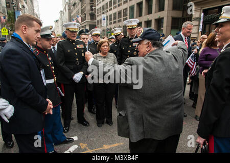 Us Marine Corps General John F. Kelly, Commander, U.S. Southern Command (SOUTHCOM), zweite von links und anderen Parade marchers erhalten ein Briefing von Pat Gualtieri, Executive Director des United Veteranen Krieg Rat und die New York City Veterans Day Parade vor dem Beginn der Parade in New York City, Nov. 11. (U.S. Marine Foto von Leutnant Matthew Stroup/Freigegeben) 141111-N-LR 347-015 durch ussouthcom Stockfoto