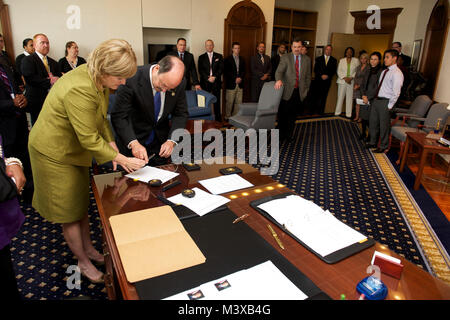 US Marshals Service Director Stacia Hylton und Robert W. Mathieson anmelden Papierkram nach der Vereidigung Mathieson im neuen Marshal für den Östlichen Distrikt von Virginia. Die Vereidigung wurde an der U.S. Marshals Service Hauptsitz in Washington, D.C., 20. Juli 2011 statt. Foto: Shane T. McCoy/US Marshals STM 3664 von U.S. Marshals Service Stockfoto