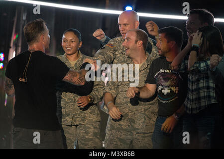 Metallica Sänger James Hetfield dank Service Mitglieder, nachdem sie auf der Bühne für die während des Konzerts für Valor in Washington, D.C., Nov. 11, 2014. DoD Nachrichten Foto durch EJ Hersom 141111 - D-DB 155-018 von DoD News Fotos Stockfoto