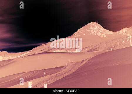 Farbe negativ der ultra violette Farbe Berge in den Alpen Schweiz Stockfoto