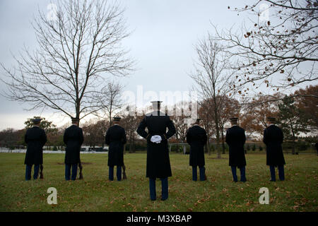 Mitglieder der Caisson Platoon stand der Armee der Dritten Infanterie Regiment in der Ausbildung vor der Ehrung Army Air Forces Sgt. Charles A. Gardner auf dem Arlington National Cemetery in Arlington, Virginia. Gardner, zusammen mit 11 seiner Kollegen Besatzungsmitglieder, ging am 10. April 1944, nach seinem B-24 D Liberator war unten über Neuguinea erschossen. (U.S. Air Force Foto/Staff Sgt. Vernon Junge jr.) U.S. Army SGT. Charles A. Gardner Beerdigung von AirmanMagazine Stockfoto