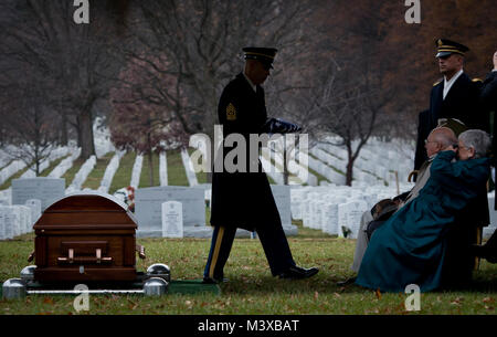 Sgt. Major Michael Callaghan-Mccann bereitet die US-Flagge zu einer Familie Mitglied des Army Air Forces Sgt zu präsentieren. Charles A. Gardner auf dem Arlington National Cemetery in Arlington, Virginia. Gardner, zusammen mit 11 seiner Kollegen Besatzungsmitglieder, ging am 10. April 1944, nach seinem B-24 D Liberator war unten über Neuguinea erschossen. Callaghan-Mc Cann ist das erste Bataillon, der Dritten Infanterie Regiment command Sergeant Major. (U.S. Air Force Foto/Staff Sgt. Andrew Lee) 141204-F-NL 936-120 durch AirmanMagazine Stockfoto