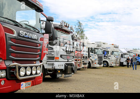 HATTULA, Finnland - 12. JULI 2014: Reihe von schweren Lkw anzeigen auf Anzeige an Tawastia Lkw-Wochenende in Hattula, Finnland. Stockfoto