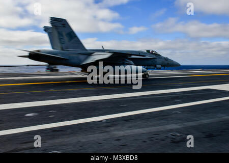 141209-N-TC 437-186 PAZIFISCHEN OZEAN (31. 9, 2014) - eine F/A-18E Super Hornet aus dem Tophatters von Strike Fighter Squadron (VFA) 14 landet auf dem Flugdeck der Nimitz-Klasse Flugzeugträger USS John C Stennis (CVN 74) seit April 2013. Stennis befindet sich derzeit in einer betrieblichen Ausbildung in Vorbereitung für zukünftige Bereitstellungen. (U.S. Marine Foto von Mass Communication Specialist 3. Klasse D. Ignacio Perez/Freigegeben) 141209-N-TC 437-186 von USS John C Stennis (CVN 74) Offizielle Stockfoto