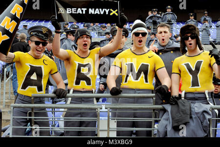 Us-Militär Akademie Kadetten von West Point, New York, jubeln auf der Armee während die 115 Army-Navy Fußballspiel bei M&T Bank Stadium in Baltimore, Md., Dez. 13. (Departement für Verteidigung Foto von Marv Lynchard) 141213-D-FW 736-004 von DoD News Fotos Stockfoto