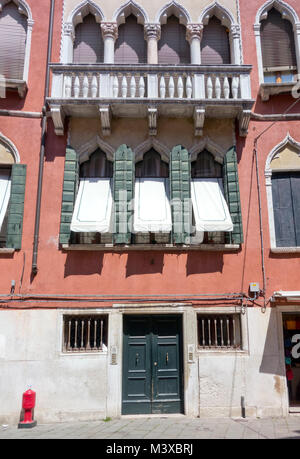 Haus mit byzantinischen Rundbögen in Venedig, 2017. Stockfoto