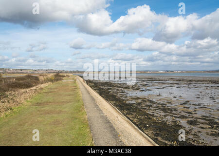 Blick auf den Hafen wand Wanderweg um farlington Sümpfe Nature Reserve in der Nähe von Portsmouth in Hampshire, Großbritannien Stockfoto