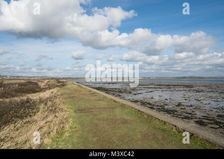 Blick auf den Hafen wand Wanderweg um farlington Sümpfe Nature Reserve in der Nähe von Portsmouth in Hampshire, Großbritannien Stockfoto