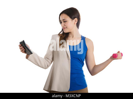 Nahaufnahme einer Frau mit Taschenrechner Training mit Kurzhanteln auf weißem Hintergrund Stockfoto