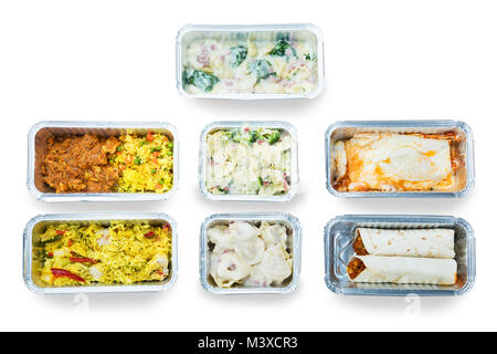 Hohe Betrachtungswinkel von Lecker Essen in Folie Container auf weißem Hintergrund Stockfoto