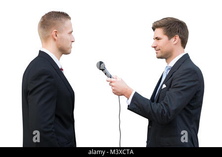 Nachrichten Reporter Fragen junge Unternehmer auf weißem Hintergrund Stockfoto