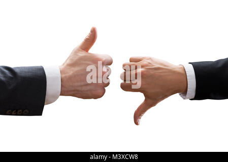 In der Nähe von zwei Geschäftsleute, die Hände sichtbar und Daumen hoch, Daumen runter Zeichen auf weißem Hintergrund Stockfoto