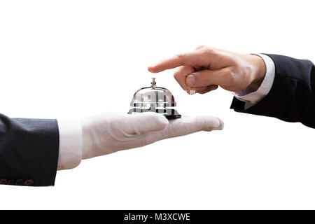 In der Nähe der Person Hand Ringing Service Bell, die Kellner auf weißem Hintergrund Stockfoto