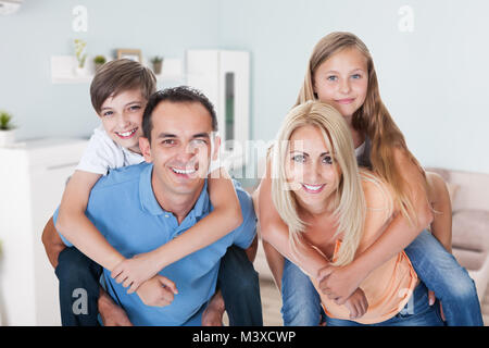 Portrait von glücklichen Paare ihre Kinder Netzwerk zugreift. Stockfoto