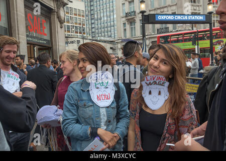 Vereinigten Stimmen der Welt trafen sich in Oxford Circus wieder bei Sotheby's für die wiedereinsetzung von 2 Arbeiter zu protestieren für protestieren für die Lohnfortzahlung im Krankheitsfall, Urlaubsgeld und Renten. Stockfoto