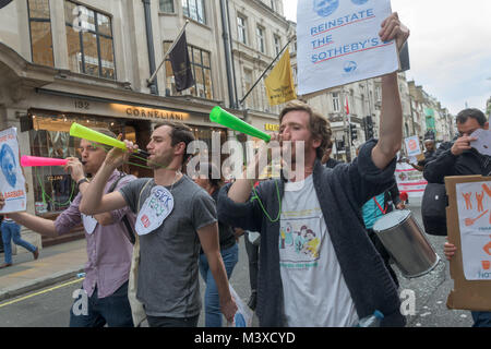 Vereinigten Stimmen der Welt und Unterstützer März vergangenen Sotheby's in Protest für die wiedereinsetzung von 2 Arbeiter für protestieren für die Lohnfortzahlung im Krankheitsfall, Urlaubsgeld und Renten. Stockfoto