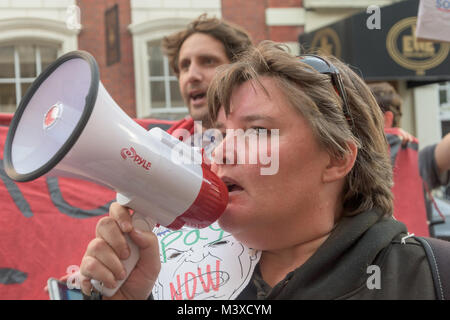 Paula Peters der DPAC-spricht an der vereinigten Stimmen der Welt Protest bei Sotheby's für die wiedereinsetzung von 2 Arbeiter für protestieren für die Lohnfortzahlung im Krankheitsfall, Urlaubsgeld und Renten. Stockfoto