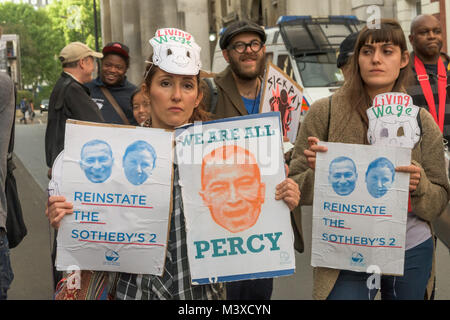 Menschen mit Plakaten in den Vereinigten Stimmen der Welt Protest bei Sotheby's für die wiedereinsetzung von 2 Arbeiter entlassen, weil sie für die Lohnfortzahlung im Krankheitsfall, Urlaubsgeld und Renten. Stockfoto