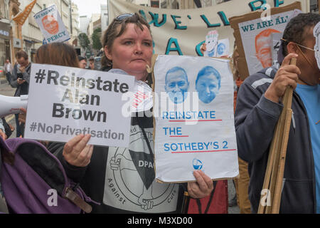 Paula Peters der DPAC-hält Poster für die wiedereinsetzung von Alan Brown, von Bromley Rat für Protest gegen Privatisierung und Sotheby's 2 bei den Vereinten Stimmen der Welt Protest außerhalb Sotheby's geplündert. Stockfoto