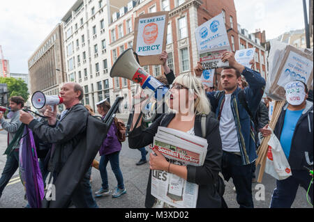 Vereinigten Stimmen der Welt und Unterstützer März zu Sotheby's für die wiedereinsetzung von 2 Arbeiter zu protestieren für protestieren für die Lohnfortzahlung im Krankheitsfall, Urlaubsgeld und Renten. Stockfoto