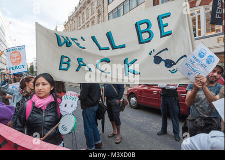 "Wir kommen wieder!" ist die Botschaft, die von der Vereinigten Stimmen der Welt zu Sotheby's und Protest wird so lange fortgesetzt, bis Sie die 2 Arbeitnehmer wieder für protestieren für die Lohnfortzahlung im Krankheitsfall, Urlaubsgeld und Renten. Stockfoto