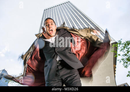 Ein Geschäftsmann aus dem oben in einem Wolkenkratzer zu fallen. Stockfoto