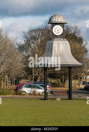 Alte Hayweights Uhr mit Nachmittag Zeit, Mall Allee, Musselburgh, East Lothian, Schottland, Großbritannien, mit Autos auf dem Parkplatz Stockfoto