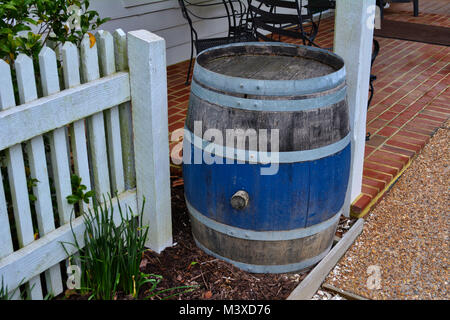 Alte Whisky Barrel auf der Terrasse in Williamsburg, VA Stockfoto