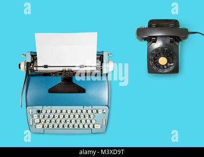 Alte elektrische Schreibmaschine und das Telefon auf einfachen Hintergrund Stockfoto