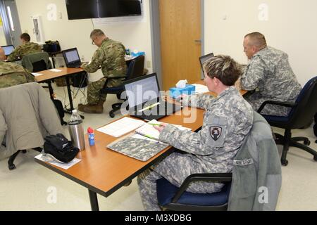 Die Teilnehmer führen ein Projekt in der 89 B Senior Leader Kurs, ein Kurs unterrichtet durch die 13 Bataillon, 100 Regiment, Jan. 16, 2018, am Fort McCoy, Wis., der 13., 100. Ist ein ordnance Battalion, die für die Soldaten in der Ordnance Wartung militärischen berufliche Specialty Serie Schulung und Ausbildung unterstützen. Die Einheit, die im Rahmen der 3 Feuerwehr ausgerichtet, 94th Division des 80 Ausbildung Befehl, hat am Fort McCoy seit etwa 1995. (U.S. Armee Foto von Scott T. Sturkol, Public Affairs Office, Fort McCoy, Wis.) Stockfoto