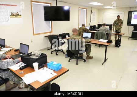 Die Teilnehmer führen ein Projekt in der 89 B Senior Leader Kurs, ein Kurs unterrichtet durch die 13 Bataillon, 100 Regiment, Jan. 16, 2018, am Fort McCoy, Wis., der 13., 100. Ist ein ordnance Battalion, die für die Soldaten in der Ordnance Wartung militärischen berufliche Specialty Serie Schulung und Ausbildung unterstützen. Die Einheit, die im Rahmen der 3 Feuerwehr ausgerichtet, 94th Division des 80 Ausbildung Befehl, hat am Fort McCoy seit etwa 1995. (U.S. Armee Foto von Scott T. Sturkol, Public Affairs Office, Fort McCoy, Wis.) Stockfoto