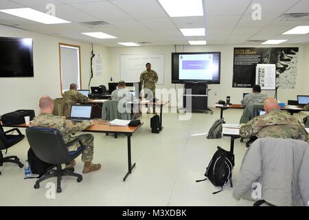 Die Teilnehmer führen ein Projekt in der 89 B Senior Leader Kurs, ein Kurs unterrichtet durch die 13 Bataillon, 100 Regiment, Jan. 16, 2018, am Fort McCoy, Wis., der 13., 100. Ist ein ordnance Battalion, die für die Soldaten in der Ordnance Wartung militärischen berufliche Specialty Serie Schulung und Ausbildung unterstützen. Die Einheit, die im Rahmen der 3 Feuerwehr ausgerichtet, 94th Division des 80 Ausbildung Befehl, hat am Fort McCoy seit etwa 1995. (U.S. Armee Foto von Scott T. Sturkol, Public Affairs Office, Fort McCoy, Wis.) Stockfoto