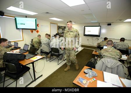 Kursleiter Sgt. 1. Klasse Jeremy VanStreain mit dem 13 Bataillon Regiment, 100 Schüler in der 89 B Munition liefern Kurs lehrt am 31.01.16, 2018, am Fort McCoy, Wis., der 13., 100. Ist ein ordnance Battalion, die für die Soldaten in der Ordnance Wartung militärischen berufliche Fachrichtung (MOS) Serie Schulung und Ausbildung unterstützen. Die Einheit, die im Rahmen der 3 Feuerwehr ausgerichtet, 94th Division des 80 Ausbildung Befehl, hat am Fort McCoy seit etwa 1995. (U.S. Armee Foto von Scott T. Sturkol, Public Affairs Office, Fort McCoy, Wis.) Stockfoto