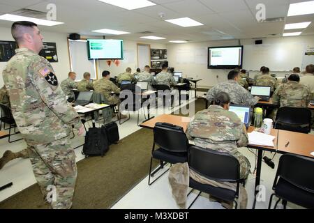 Kursleiter Sgt. 1. Klasse Jeremy VanStreain mit dem 13 Bataillon Regiment, 100 Schüler in der 89 B Munition liefern Kurs lehrt am 31.01.16, 2018, am Fort McCoy, Wis., der 13., 100. Ist ein ordnance Battalion, die für die Soldaten in der Ordnance Wartung militärischen berufliche Fachrichtung (MOS) Serie Schulung und Ausbildung unterstützen. Die Einheit, die im Rahmen der 3 Feuerwehr ausgerichtet, 94th Division des 80 Ausbildung Befehl, hat am Fort McCoy seit etwa 1995. (U.S. Armee Foto von Scott T. Sturkol, Public Affairs Office, Fort McCoy, Wis.) Stockfoto