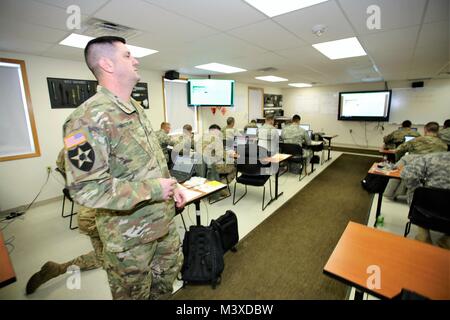 Kursleiter Sgt. 1. Klasse Jeremy VanStreain mit dem 13 Bataillon Regiment, 100 Schüler in der 89 B Munition liefern Kurs Jan. 16, 2018 lehrt, am Fort McCoy, Wis., der 13., 100. Ist ein ordnance Battalion, die für die Soldaten in der Ordnance Wartung militärischen berufliche Fachrichtung (MOS) Serie Schulung und Ausbildung unterstützen. Die Einheit, die im Rahmen der 3 Feuerwehr ausgerichtet, 94th Division des 80 Ausbildung Befehl, hat am Fort McCoy seit etwa 1995. (U.S. Armee Foto von Scott T. Sturkol, Public Affairs Office, Fort McCoy, Wis.) Stockfoto