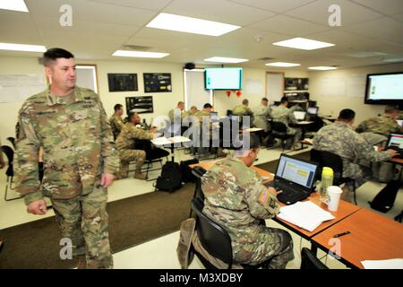 Kursleiter Sgt. 1. Klasse Jeremy VanStreain mit dem 13 Bataillon Regiment, 100 Schüler in der 89 B Munition liefern Kurs Jan. 16, 2018 lehrt, am Fort McCoy, Wis., der 13., 100. Ist ein ordnance Battalion, die für die Soldaten in der Ordnance Wartung militärischen berufliche Fachrichtung (MOS) Serie Schulung und Ausbildung unterstützen. Die Einheit, die im Rahmen der 3 Feuerwehr ausgerichtet, 94th Division des 80 Ausbildung Befehl, hat am Fort McCoy seit etwa 1995. (U.S. Armee Foto von Scott T. Sturkol, Public Affairs Office, Fort McCoy, Wis.) Stockfoto