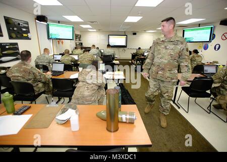 Kursleiter Sgt. 1. Klasse Jeremy VanStreain mit dem 13 Bataillon Regiment, 100 Schüler in der 89 B Munition liefern Kurs Jan. 16, 2018 lehrt, am Fort McCoy, Wis., der 13., 100. Ist ein ordnance Battalion, die für die Soldaten in der Ordnance Wartung militärischen berufliche Fachrichtung (MOS) Serie Schulung und Ausbildung unterstützen. Die Einheit, die im Rahmen der 3 Feuerwehr ausgerichtet, 94th Division des 80 Ausbildung Befehl, hat am Fort McCoy seit etwa 1995. (U.S. Armee Foto von Scott T. Sturkol, Public Affairs Office, Fort McCoy, Wis.) Stockfoto