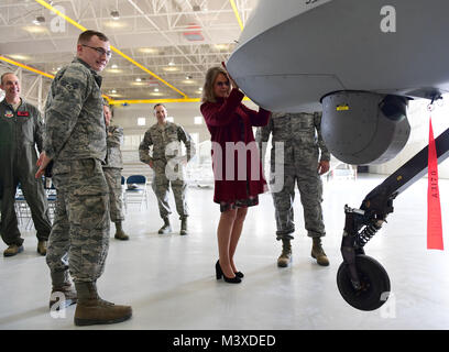 Frau Jonna Doolitte Hoppes, Executive Director der Doolittle Stiftung und Enkelin von Gen. James "Jimmy" Doolittle, hebt die Nase eines MQ-1 Predator 18.01.2018, bei einem Besuch in Creech Air Force Base, Nev Frau Doolittle Hoppes und pensionierte Generalleutnant Christopher Miller tourte die Basis bevor die Auszeichnung an die 432Nd Kotflügel/432nd Air Expeditionary Wing. (U.S. Air Force Foto/Senior Airman Christian Clausen) Stockfoto