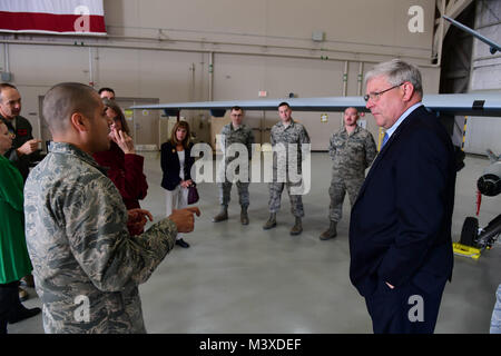 Maj. Seth, 432Nd Aircraft Maintenance Squadron Commander, erklärt, wie seine Betreuer Innovationen aus der Ferne gesteuert Flugzeuge im Kampf um pensionierte Generalleutnant Christopher Miller, Präsident der Air Force historische Grundlage, 18.01.2018. Nach Miller, Innovation war einer der Gründe, warum die Air Force historische Grundlage der 432Nd Kotflügel/432nd Air Expeditionary Wing der General James H. "Jimmy" Doolittle Auszeichnung ausgewählt. (U.S. Air Force Foto/Senior Airman Christian Clausen) Stockfoto