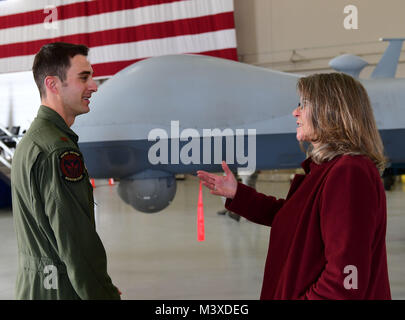 Frau Jonna Doolittle Hoppes, Executive Director der Doolittle Stiftung und Enkelin von Gen. James "Jimmy" Doolittle, spricht mit Maj. Matthäus, 432Nd Wing Piloten, 18.01.2018, Creech Air Force Base, Nev Frau Doolittle Hoppes die Basis mit pensionierte Generalleutnant Christopher Miller, Präsident der Air Force historische Grundlage bereiste, bevor die General James H. "Jimmy" Doolittle Award an den 432Nd Kotflügel/432nd Air Expeditionary Wing. (U.S. Air Force Foto/Senior Airman Christian Clausen) Stockfoto