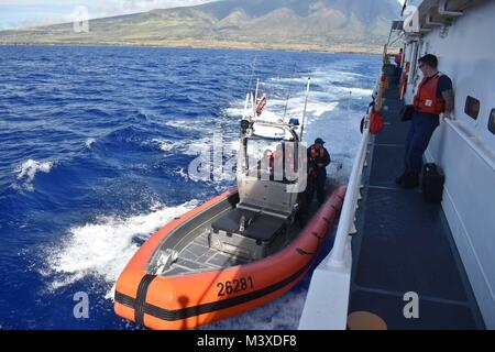 Besatzungsmitglieder von der Coast Guard Cutter Oliver Berry (WPC 1124) neben dem Cutter in einem 24-Fuß-Schneidwerk Boot - Über dem Horizont während der letzten Patrouille der hawaiischen Inseln zur Unterstützung der Operation Kohola Guardian, Jan. 19, 2018. Kohola Guardian ist die Kooperation zwischen staatlichen und föderalen Agenturen Risiko für Seefahrer und Wale in hawaiianischen Gewässern zu verringern und gleichzeitig Unterstützung der Erhaltung für künftige Generationen zu gewährleisten, haben die Gelegenheit, diese Tiere in ihrer natürlichen Umgebung zu erleben. (U.S. Coast Guard Foto von Petty Officer 2. Klasse Taylor Geuting/Freigegeben) Stockfoto