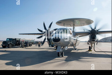 Die US-Marine E-2D Hawkeye hält für einen heißen Grube tanken, Jan. 24, 2018, bei Scott Air Force Base, Illinois. Während eines heißen Grube tanken, ein Motor ist auf der linken Seite, die Beschleunigung der Tankvorgang und ermöglicht eine schnellere Starts. (U.S. Air Force Foto von Airman 1st Class Tara Stetler) Stockfoto