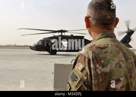 180126-A-RW 053-109 Camp Arifjan, Kuwait - Sgt. 1. Klasse Gerry Kistner, 1 Sgt. Für die 340 Militärpolizei Bataillon, Uhren, seine Truppen bereiten sich in einem Black Hawk während der Haft transport Ausbildung im Camp Arifjan, Kuwait 08. Januar 2018 aufzuheben. (U.S. Armee Foto von Sgt. 1. Klasse Charles Highland) Stockfoto