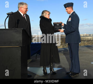 Frau Jonna Doolittle Hoppes, Executive Director der Doolittle Stiftung und Enkelin von Gen. James "Jimmy" Doolittle, und pensionierte Generalleutnant Christopher Miller, Präsident der Air Force historische Grundlage, die General James H. "Jimmy" Doolittle award zu oberst Julian Betrüger im Namen der 432Nd Kotflügel/432nd Air Expeditionary Wing 18.01.2018, Creech Air Force Base, Nev. Die General James H. "Jimmy" Doolittle Award ist für Einheiten, die Anzeige der Tapferkeit, Entschlossenheit, espirit de Corps und überlegene Management von gemeinsamen Operationen bei der Erfüllung ihrer Mission unter dif Stockfoto