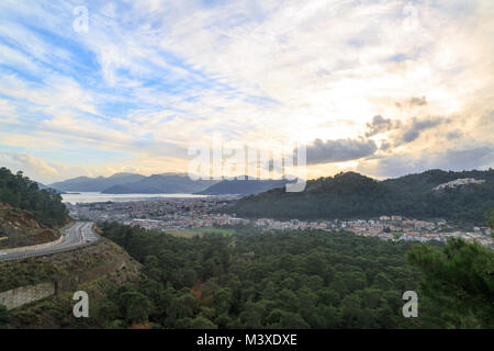 Straße nach Marmaris mit Luftaufnahme der Stadt, Türkei Stockfoto