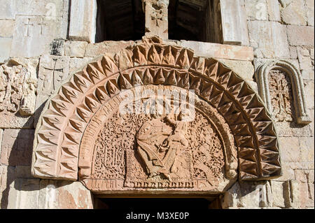 Noravank, was bedeutet, dass "Neues Kloster" in der Armenischen ist ein aus dem 13. Jahrhundert armenische Kloster befindet sich 122 km von Eriwan in einer engen Schlucht durch die Amaghu ri gemacht Stockfoto